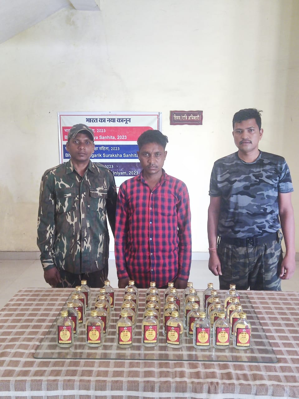  अवैध देशी दारू महाराष्ट्र निर्मित शराब बिक्री करते हुए आरोपी को किया गया गिरफ्तार