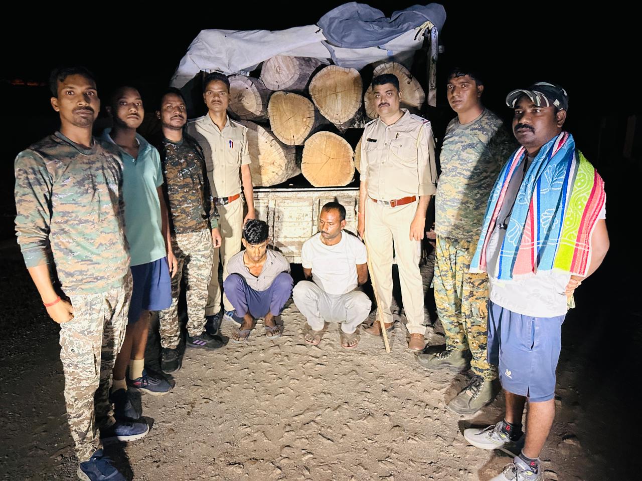  ’अवैध लकड़ी परिवहन पर बड़ी कार्रवाई, 8 नग साल लट्ठा सहित पिकअप वाहन जब्त’