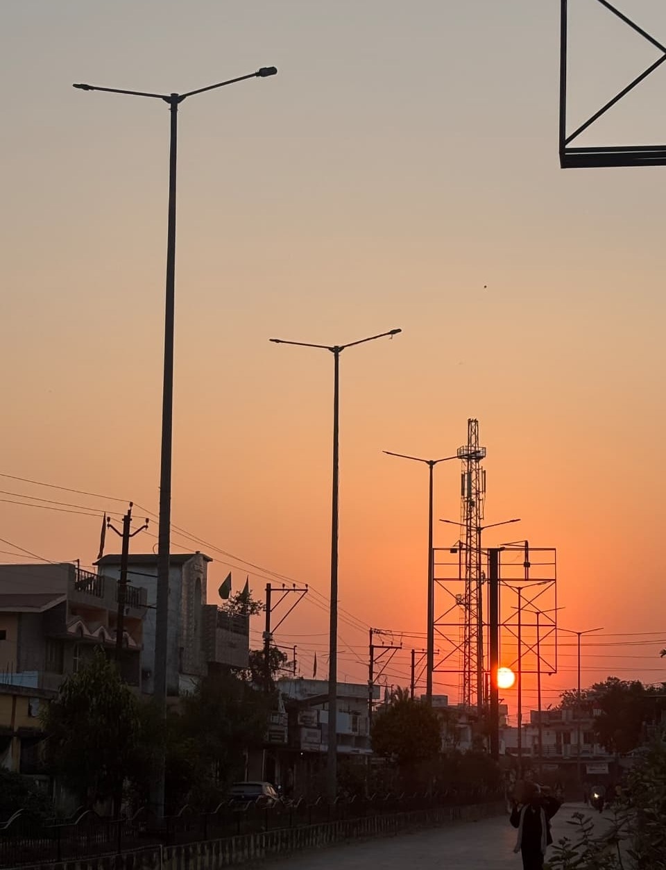 2025 का आख़िरी सूर्यास्त: यादें, अनुभवों और उम्मीदों के बीच विदाई
