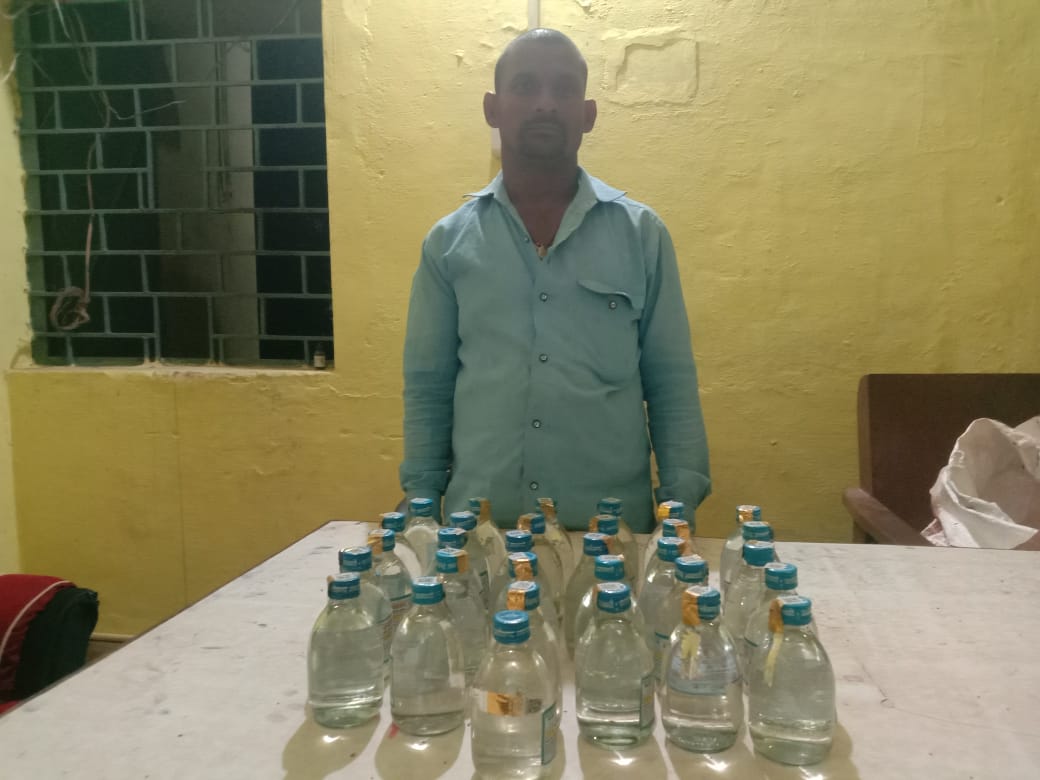 छुईखदान थाना क्षेत्र में एक व्यक्ति अपने घर में अवैध रूप से देशी शोले प्लेन शराब रखे गिरफ्तार