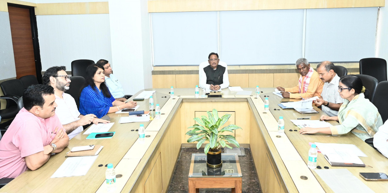 मुख्यमंत्री साय ने कहा—सड़कों पर विचरण करने वाले निराश्रित पशुओं की प्रभावी रोकथाम सुनिश्चित करें