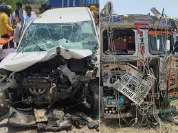 दुर्ग में पिकअप और कार में टक्कर,उड़े परखच्चे