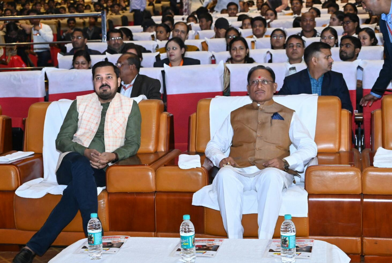 मुख्यमंत्री विष्णु देव साय परीक्षा पे चर्चा के सीधे प्रसारण कार्यक्रम में हुए शामिल