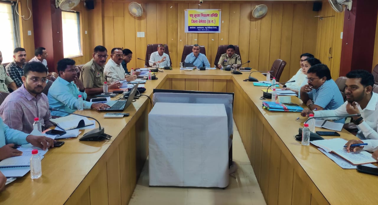 पशु क्रूरता अधिनियम पर जागरूकता और सख्ती आवश्यक : कलेक्टर रणबीर शर्मा

