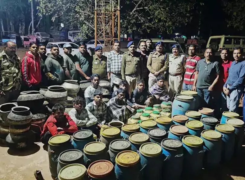 जहरीली शराब से 8 लोगों की मौत के बाद अवैध शराब बनाने वाले 8 बदमाश गिरफ्तार