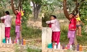  शिक्षा के मंदिर में ऐसी क्रूरता: मासूमों को पेड़ पर कपड़े के सहारे लटकाया,पालकों में आक्रोश