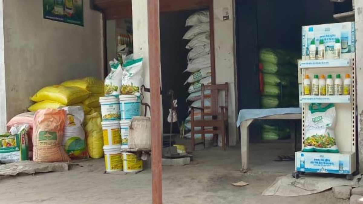 किसानों को खाद के लिए हों रही परेशानी,कमी का फायदा उठा रहे दुकानदार