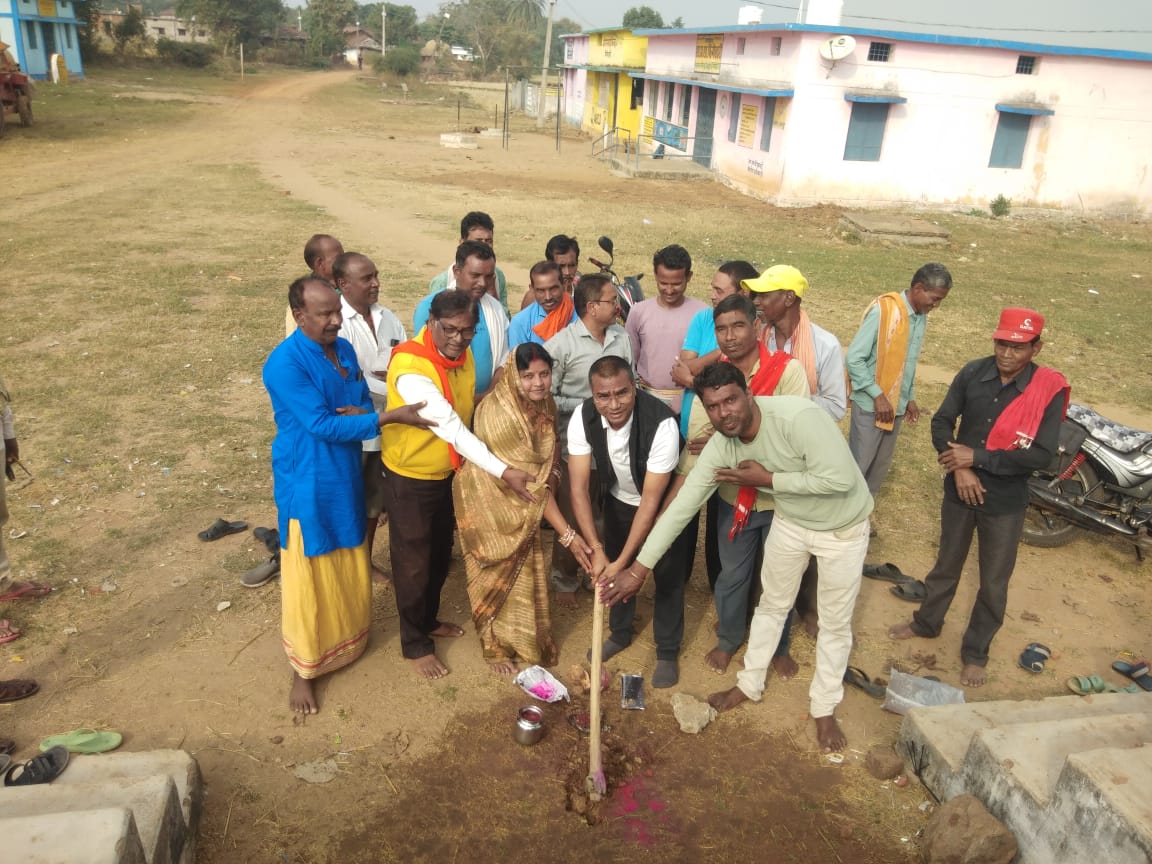 ग्राम फिंगेश्वरी में विधायक रोहित साहू के अनुशंसा पर टीना शेड निर्माण कार्य का हुआ भूमिपूजन