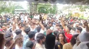 उज्जैन के माहिदपुर में दो समुदायओं में बवाल,झांकी पर पथराव के बाद तनाव, पुलिस बल तैनात...