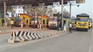 टोल प्लाजा पर एक बार फिर टोल संचालक की मनमानी सामने आई