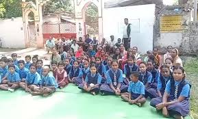 धरने पर बैठे छात्र- छात्राएं! ग्रामीणों और छात्रों ने शाला प्रवेशोंत्सव का बहिष्कार किया