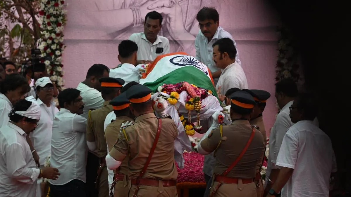  सुरों की मलिका आशा भोसले पंचतत्व में विलीन, बेटे आनंद ने दी मुखाग्नि
