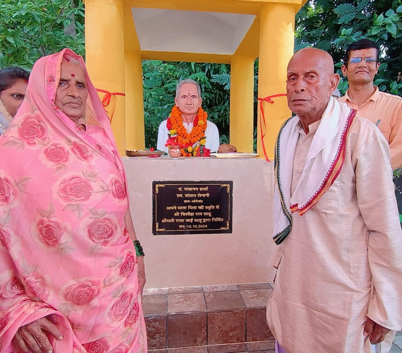 शिष्य ने अपने गुरु दक्षिणा में गुरु की मूर्ति बनवाई 