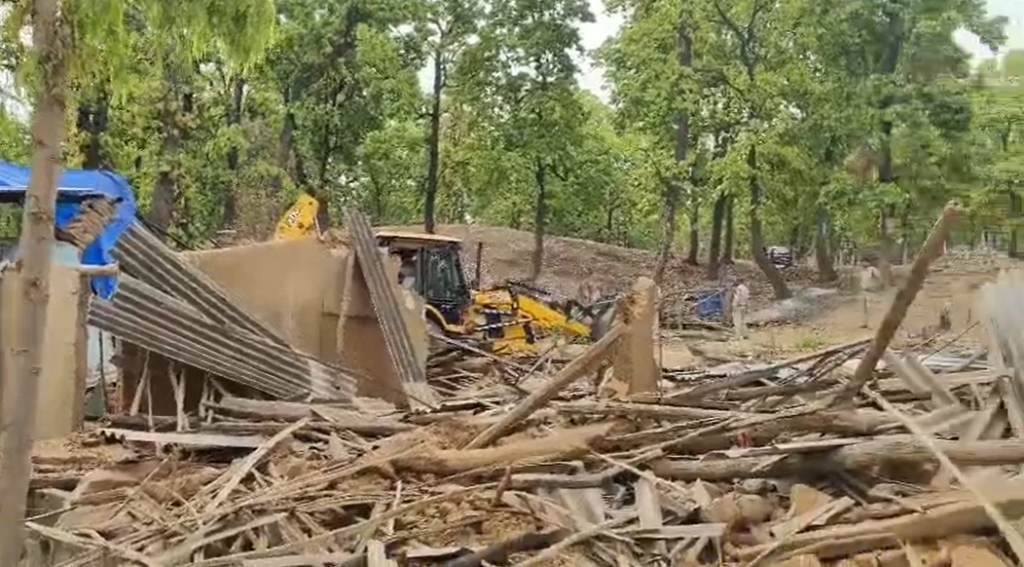मनेंद्रगढ़ में वन विभाग की बड़ी कार्रवाई, अतिक्रमण पर चला बुलडोजर