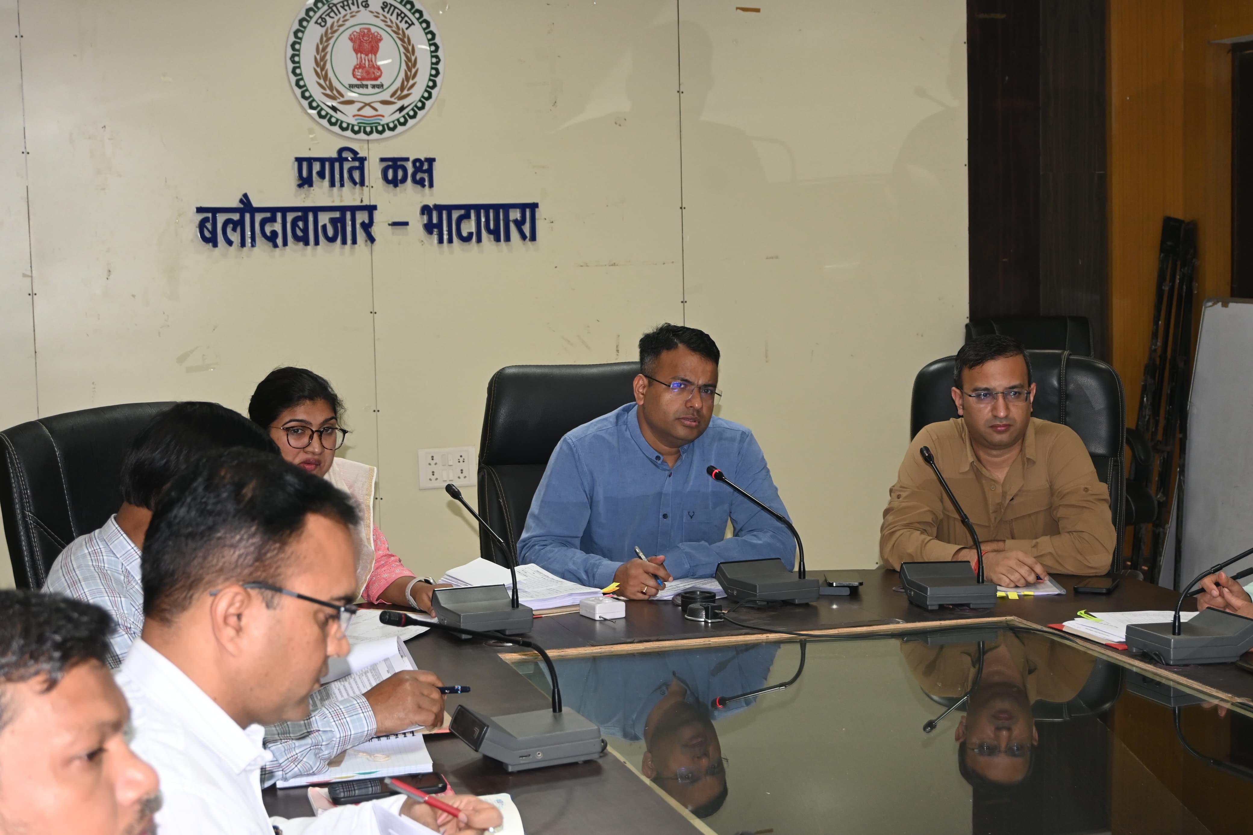 प्रधानमंत्री आवास योजना एवं जल जीवन मिशन के कार्यों को प्राथमिकता से करें पूरा : कलेक्टर चंदन कुमार 