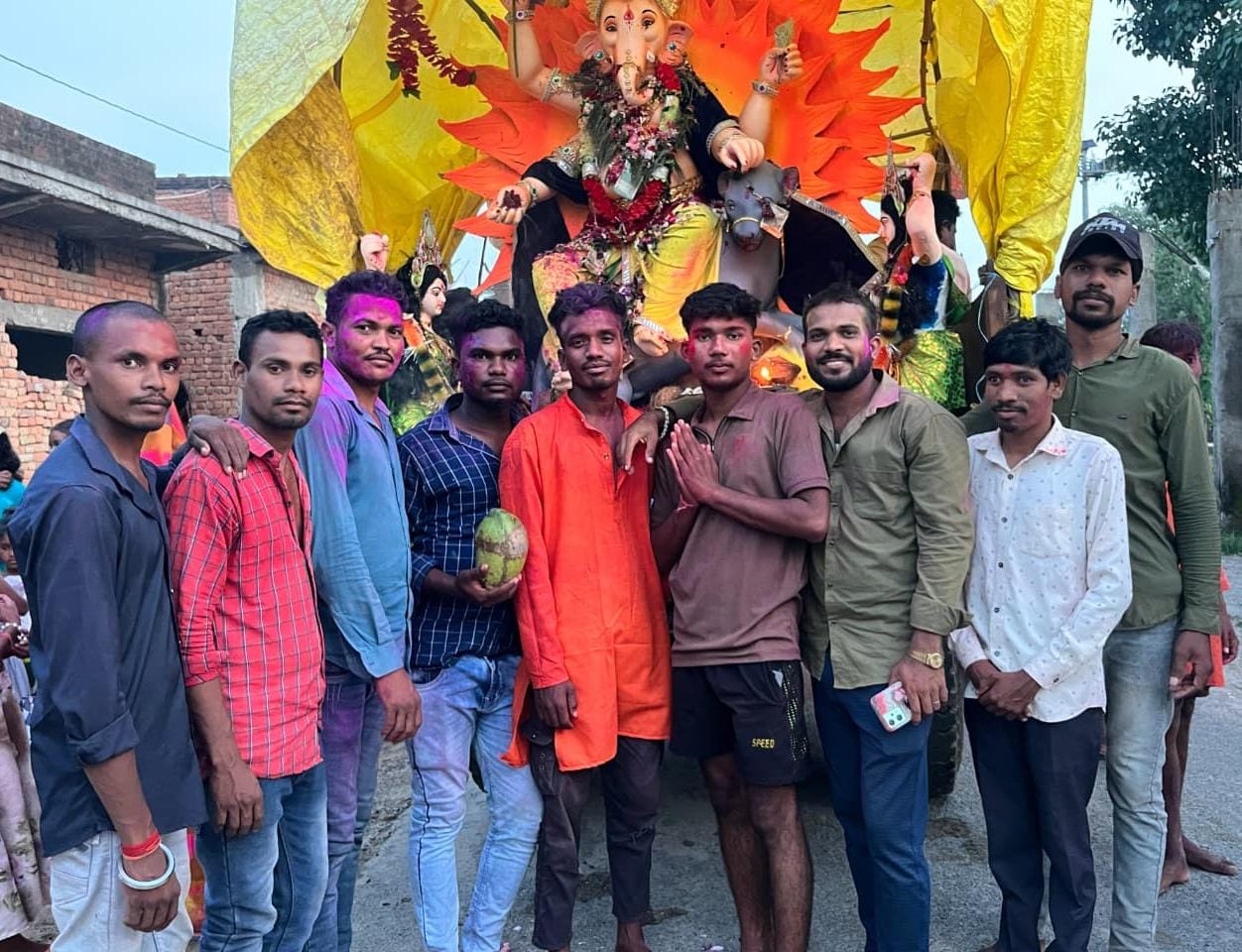 ग्राम पंचायत मौहाडिह के आश्रित ग्राम बिजली पारा मे डीजे के साथ किया गया गणेश विसर्जन