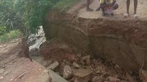 भारी बारिश में बह गया पुल,दो गांवों का टूटा संपर्क