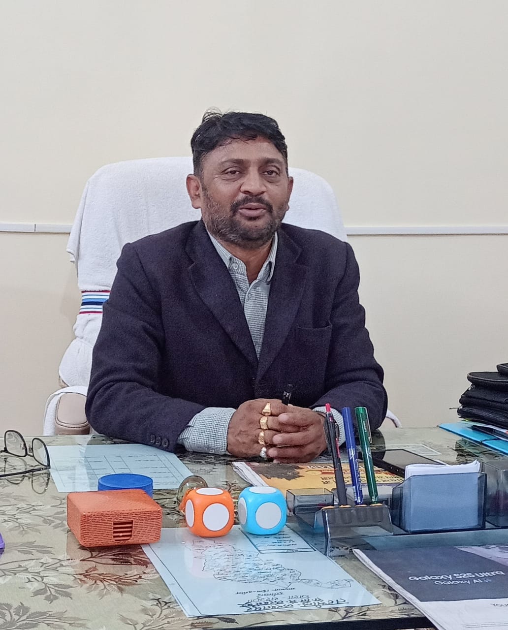 मध्याह्न भोजन में फकत लऊकी सब्जी देख भड़के खंड शिक्षा अधिकारी शो कार्ड पेश करने कहा 