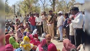 आदिवासी समाज के लोगों ने किया चक्काजाम, थाना प्रभारी पर लगाया दुर्व्यवहार का आरोप