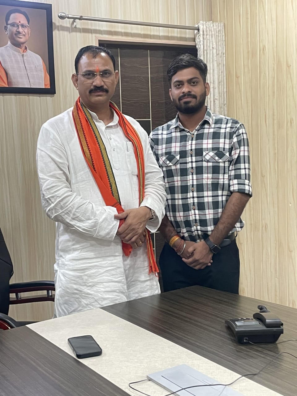 
स्वास्थ्य मंत्री श्याम बिहारी जायसवाल से युवा कांग्रेस के प्रदेश सचिव आकाश दिक्षित ने की मुलाकात 