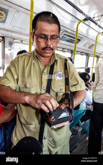 टिकट के 10 रुपए अतरिक्त देने से इनकार, सेवानिवृत IAS से विवाद.. 