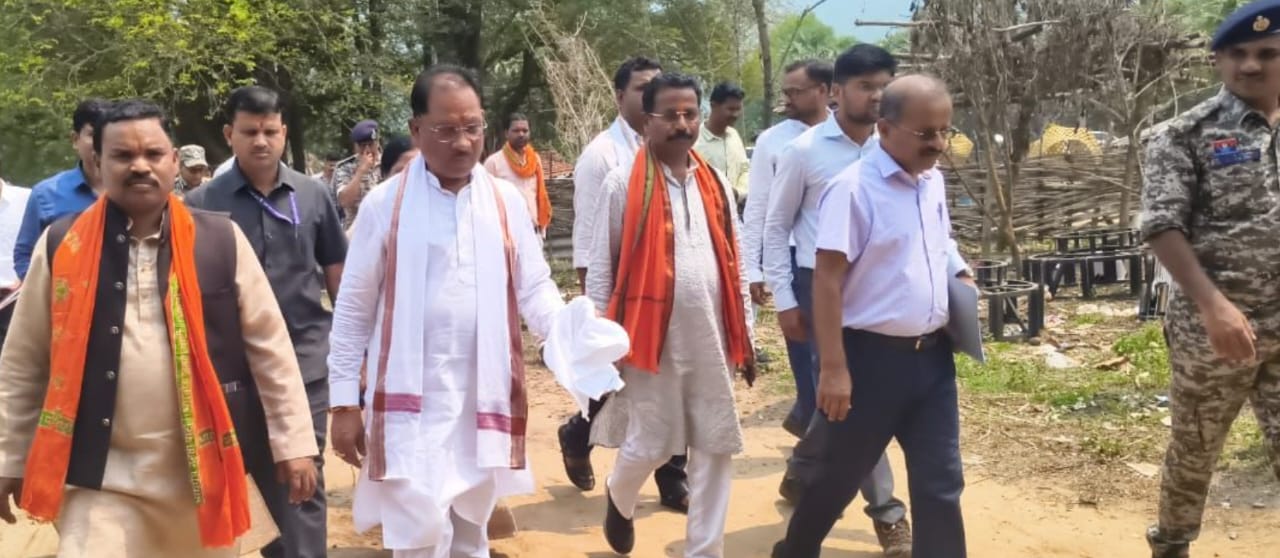 दंतेवाड़ा के अंतिम छोर में उतरा मुख्यमंत्री साय का हेलीकाप्टर,औचक निरीक्षण के लिए पहुंचे