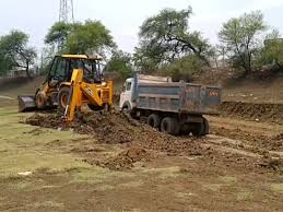  सरकारी जमीन पर अवैध उत्खनन! शहर से लगे गांव में सरपंच निकलवा रहा मिट्‌टी