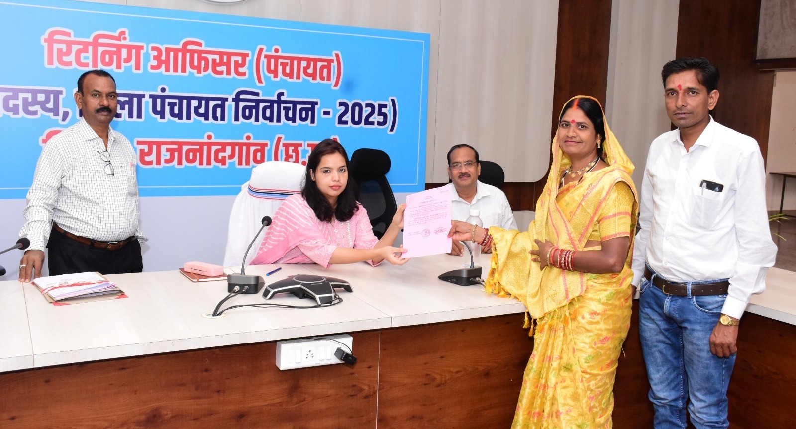 निर्वाचित होने वाले जिला पंचायत सदस्यों को प्रदान किया गया प्रमाण पत्र