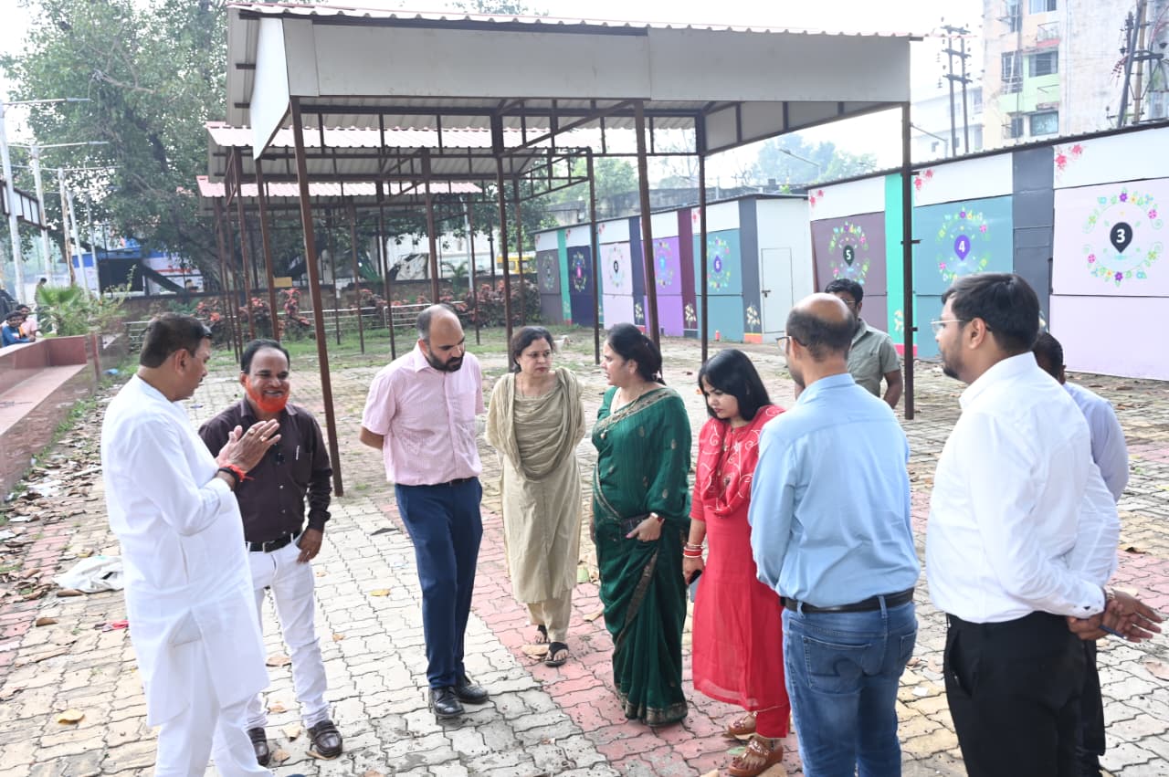 महापौर मीनल चौबे ने दिए निर्देश,गोलबाजार चिकनी मन्दिर के पास निगम की कार्यवाही से प्रभावित पसरा व्यापारियों को बूढ़ापारा पुराना धरना स्थल में दीपावली पर्व तक बैठने की व्यवस्था
