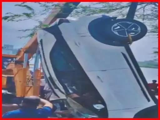 तेज रफ्तार कार सिमगा में नदी के पुल से नीचे गिरी,4 लोग थे सवार 