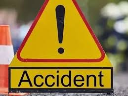 तेज रफ्तार ट्रक ने दो मजदूरों की बाइक को मारी टक्कर,एक की मौत