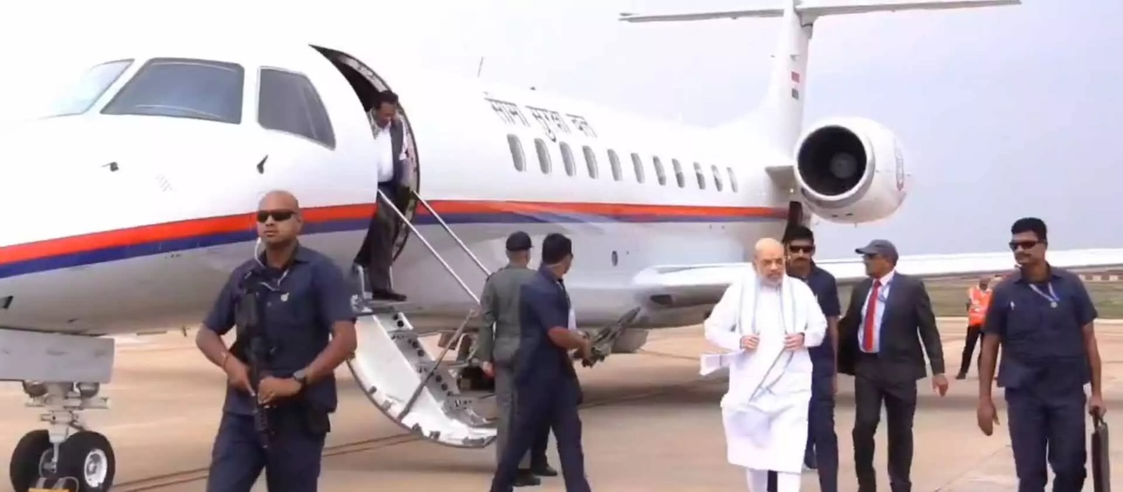 रायपुर पहुंचे केंद्रीय गृहमंत्री अमित शाह, बीजेपी नेताओं ने किया भव्य स्वागत