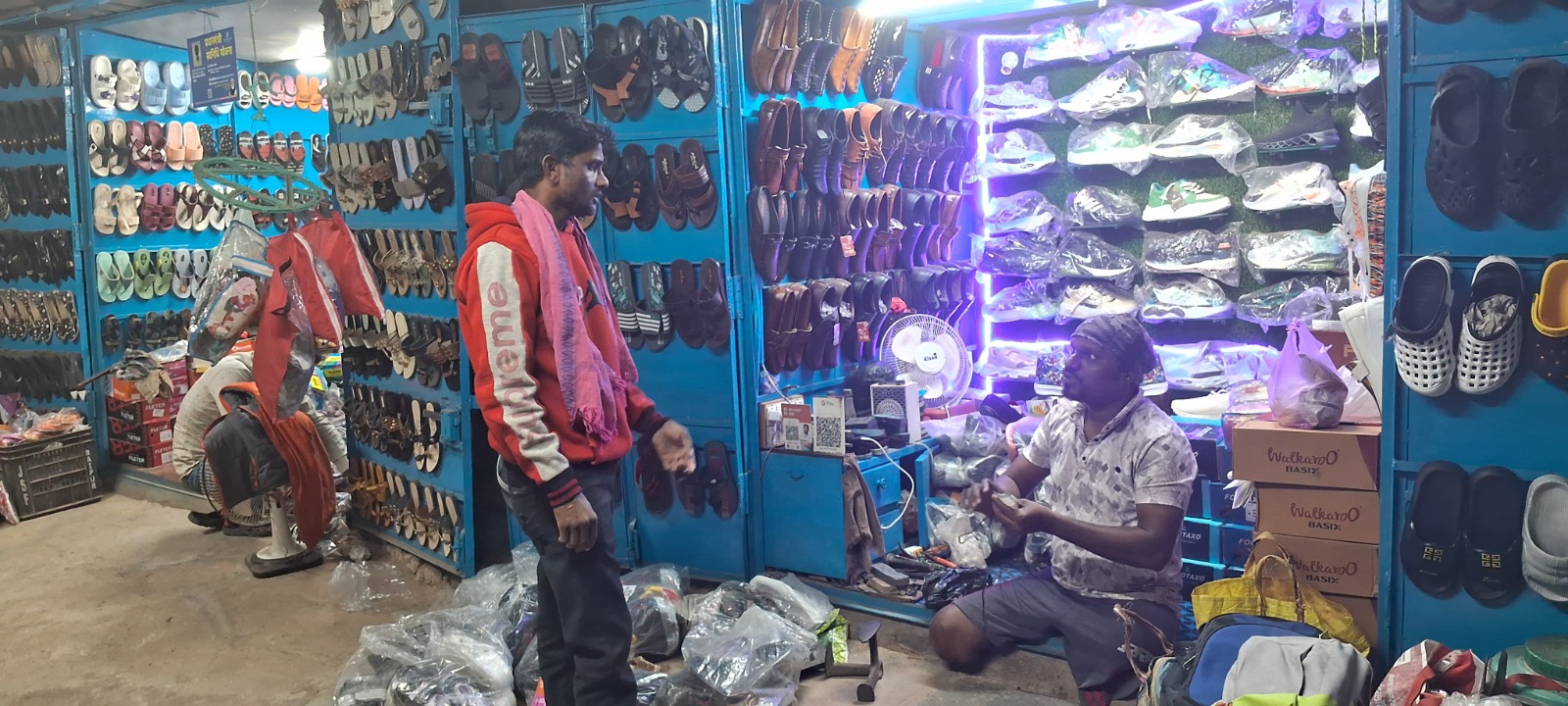 ट्रेन दुर्घटना में दिनेश ने खोया दोनों पैर, अब जरुरतमंद दिव्यांगों के पैरों में जूता-चप्पल पहनाकर कर रहे सेवा