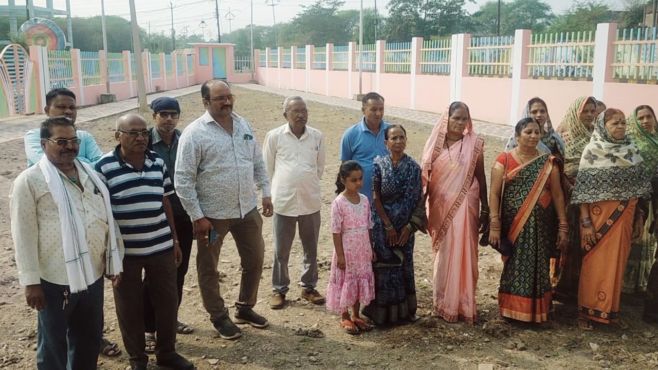 पार्षद सहित वार्डवासियों में शहरी सरकार के प्रति जमकर आक्रोश,अपने तरह का अनूठा उद्यान ना हरियाली ना कुर्सियां ना झूले लाखों से निर्मित गार्डन का आंखों देखा हाल!

