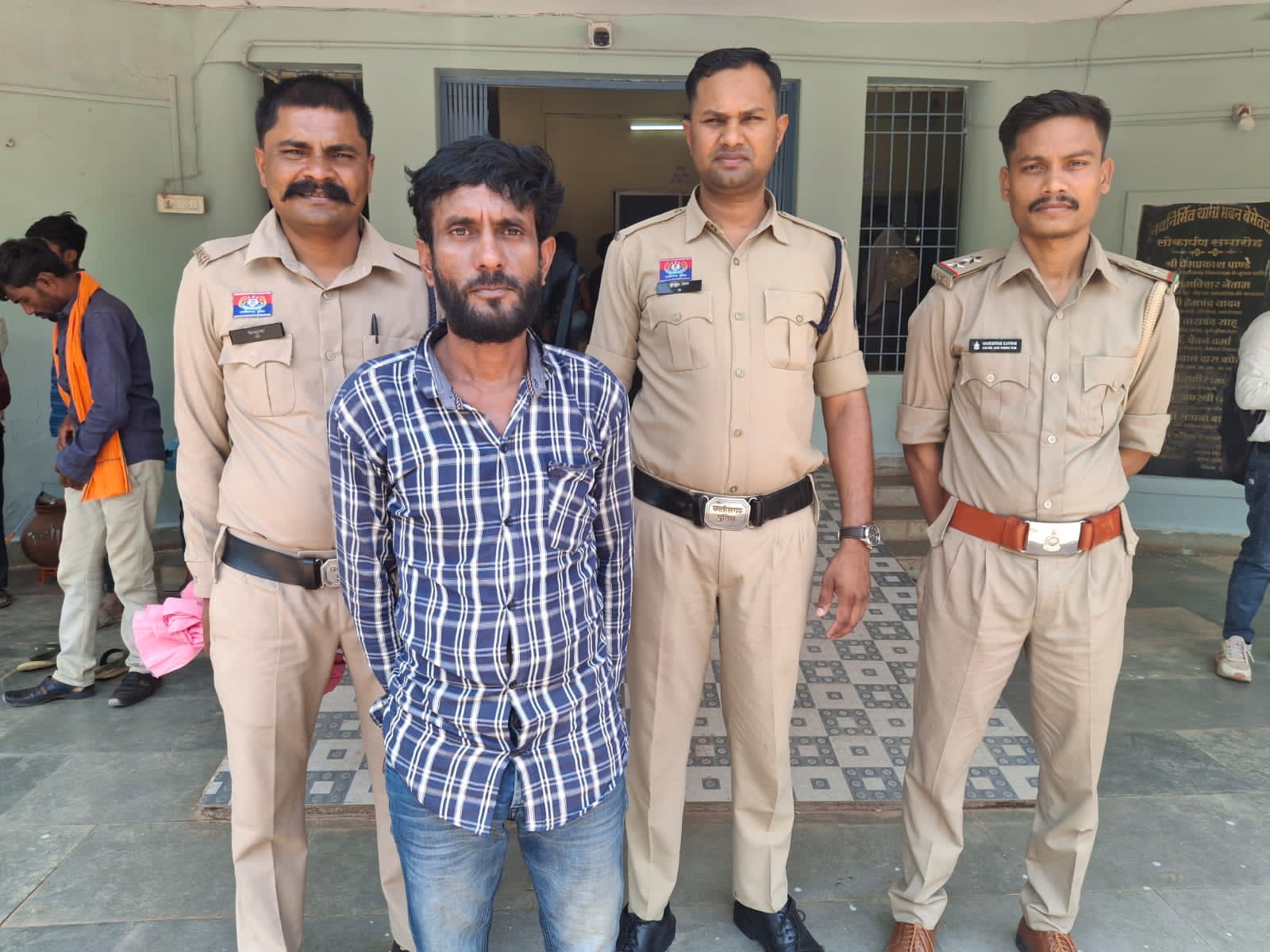 बेमेतरा पुलिस की बड़ी कार्रवाई: 8 साल से फरार स्थायी वारंटी गिरफ्तार, कोर्ट में किया पेश