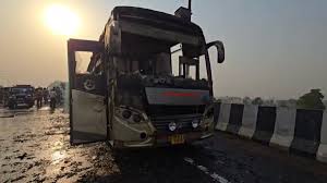 किसान पथ पर डबल डेकर बस में लगी भीषण आग, 5 यात्रियों की जलकर मौत
