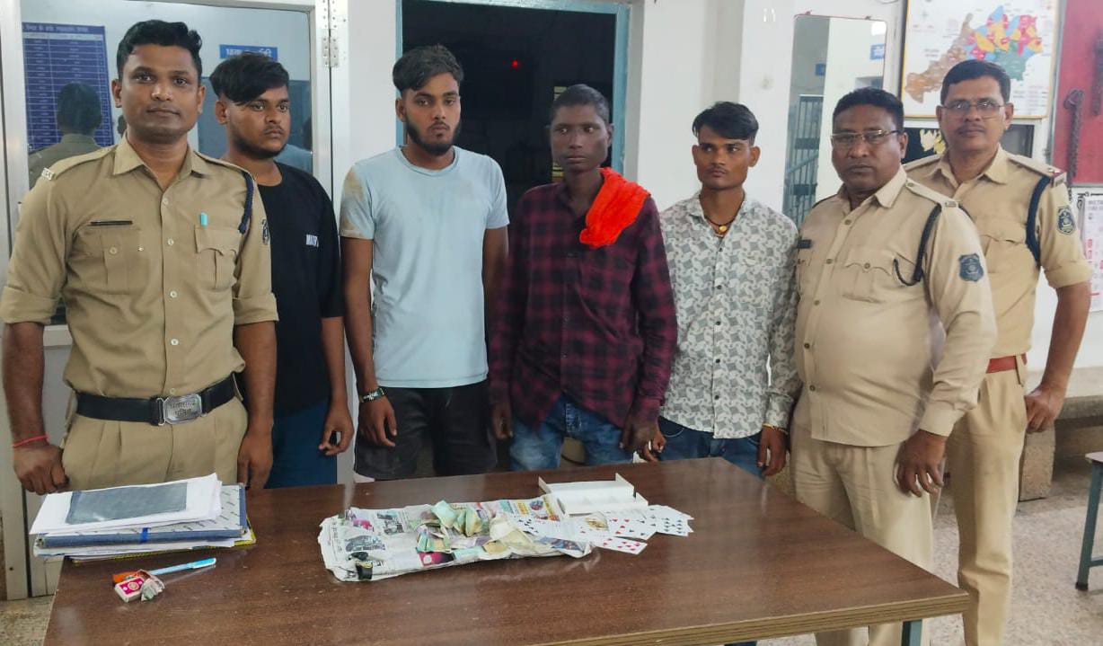 अवैध रूप से 52 पत्ती ताश से जुआ खेल रहें 04 आरोपियो को थाना लालबाग पुलिस ने किया गिरफ्तार 