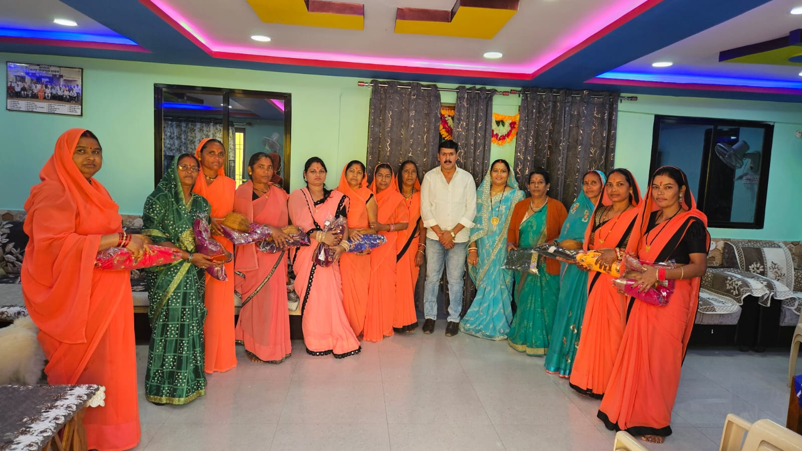 नगर पंचायत अध्यक्ष मीना बार्वे,उपाध्यक्ष रामकुमार साहू ने मितानिन दिवस पर मितानिनों का किये सम्मान ,मितानिनों ने अध्यक्ष एवं उपाध्यक्ष के प्रति जताया आभार