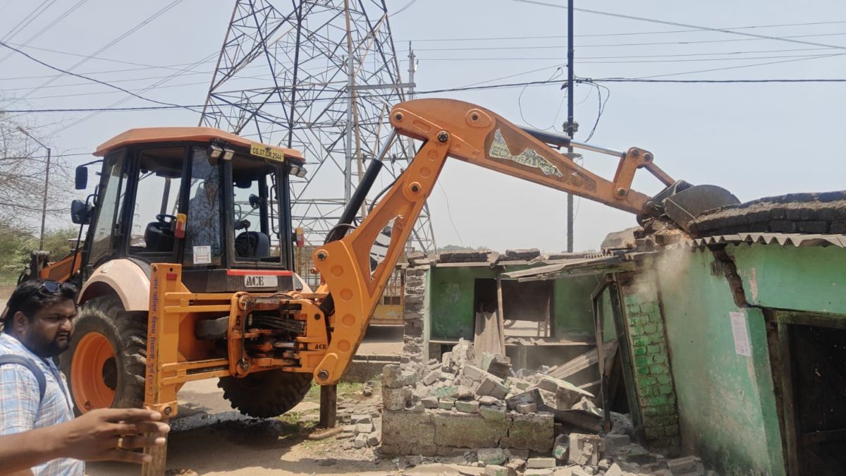दुर्ग में बुलडोजर एक्शन: मासूम से दुष्कर्म के आरोपी का अवैध मकान ढहाया
