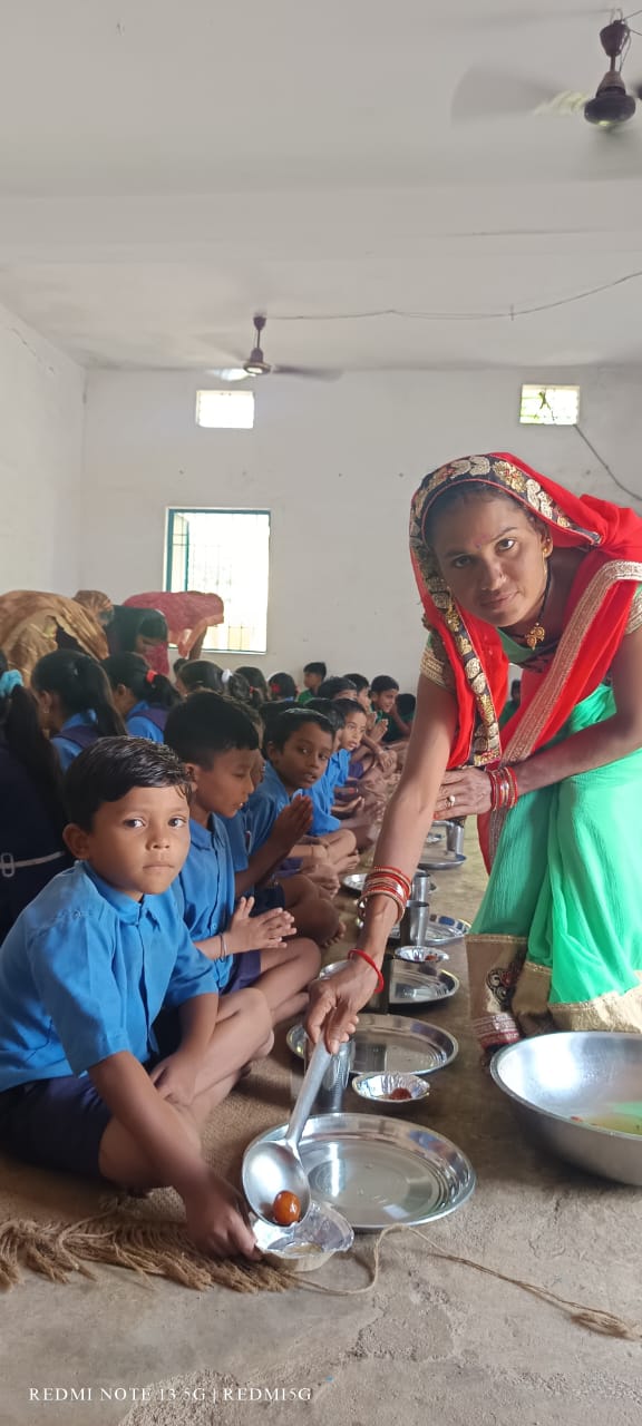 न्योता भोज में परोसा गया  गुलाब जामुन