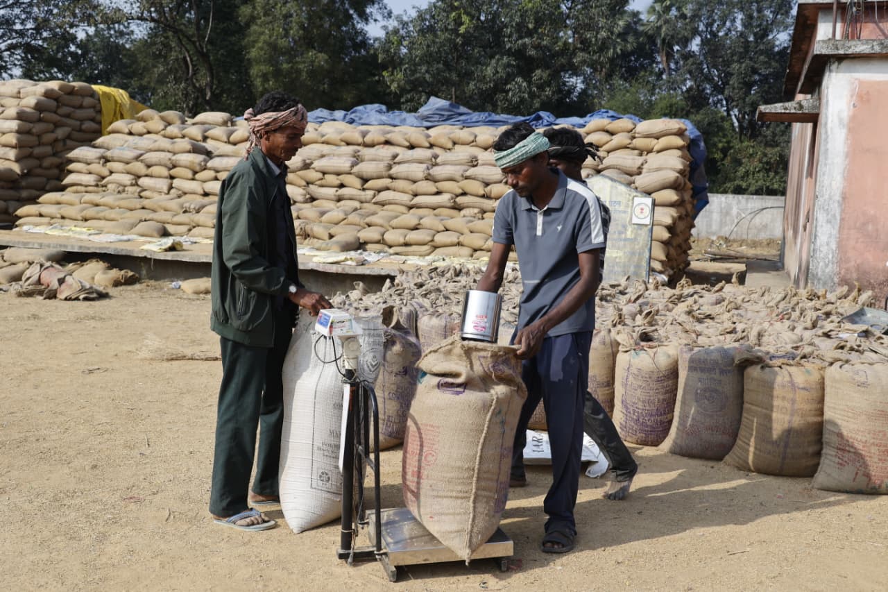 धान बेचने और रकबा समर्पण में रायगढ़ जिला अव्वल, किसानों ने धान खरीदी की पारदर्शिता पर जताया भरोसा
