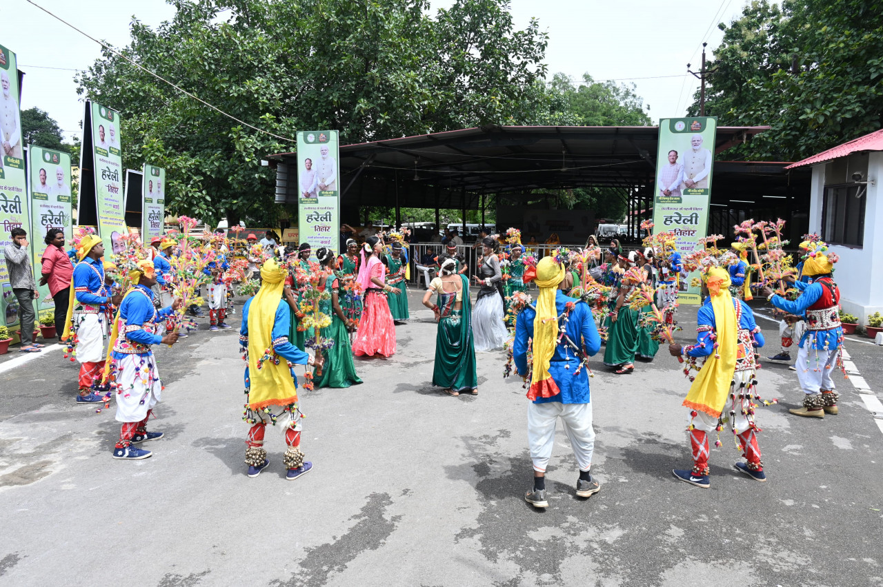 मुख्यमंत्री निवास में हरेली उत्सव: पारंपरिक लोक यंत्रों के साथ सुंदर नाचा का हो रहा आयोजन