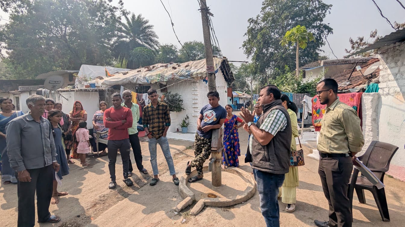 जोगी नगर झुग्गी बस्ती में अवैध रूप से निवासरत परिवारों को स्वयं के आवास का सपना साकार करने निगम की टीम ने दी समझाईश