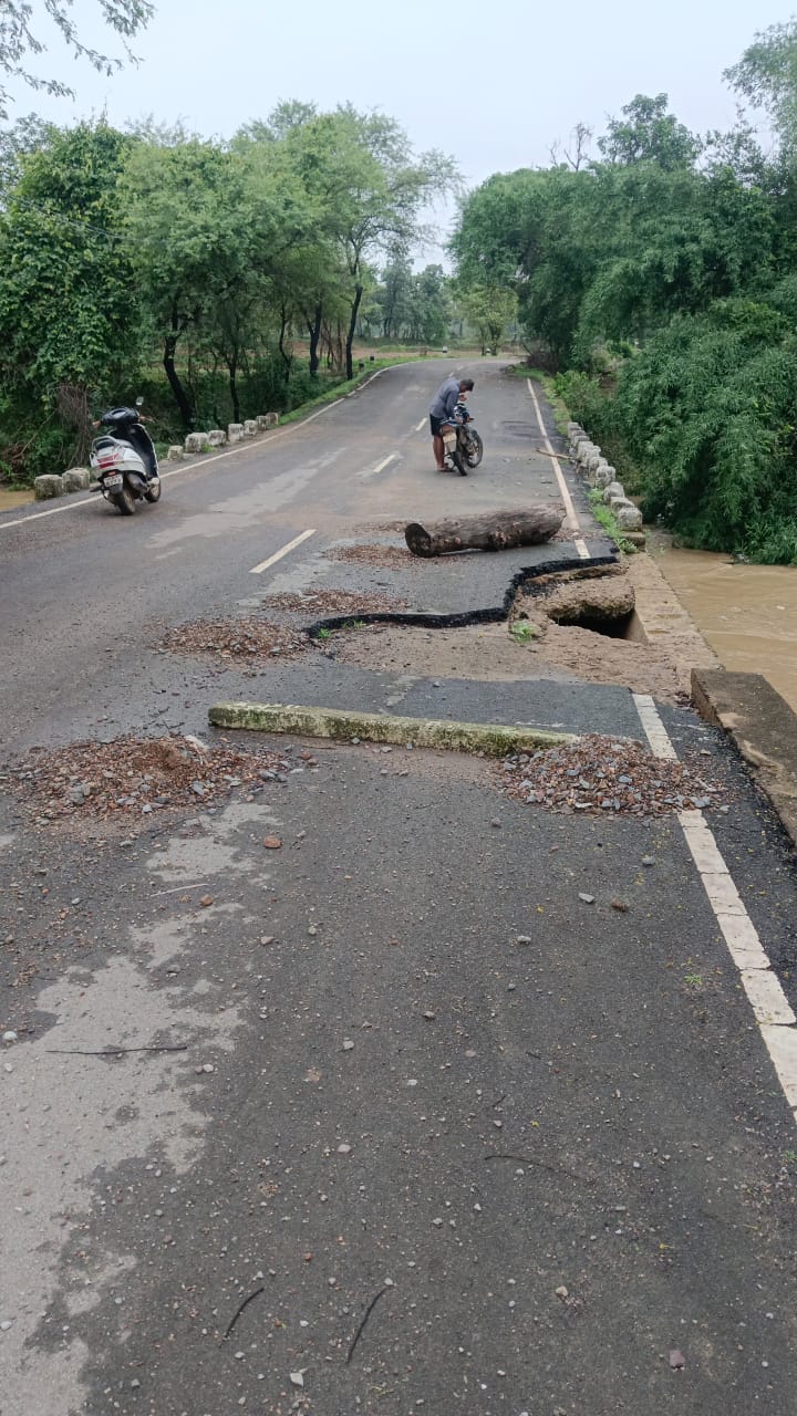 दुर्घटना को दावत देती पुलिया:हालेकोसा मगरधोखरा मार्ग पर पुलिया के ऊपर बना जानलेवा गड्ढ़ा 