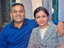 पत्नी के भ्रष्टाचार में पति भी सहयोगी,IAS दंपति पर FIR