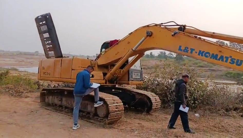 रेत खदान में अवैध उत्खनन पर कार्रवाई, पोकलेन मशीन जप्त