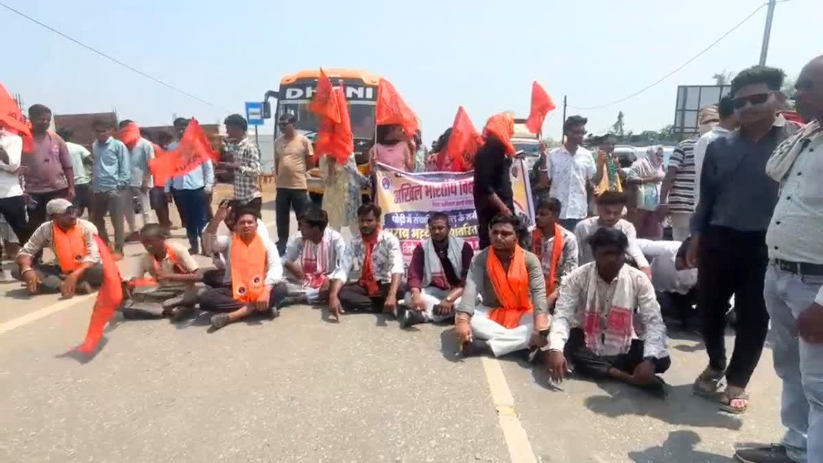  शराब दुकान हटाने की मांग पर फूटा गुस्सा, नेशनल हाईवे 30 पर चक्काजाम
