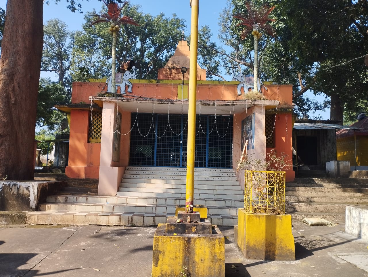 रेलवे की अनदेखी पर किरंदुल की जनता का सवाल: मंदिर बचेगा या बिखरेगा?
