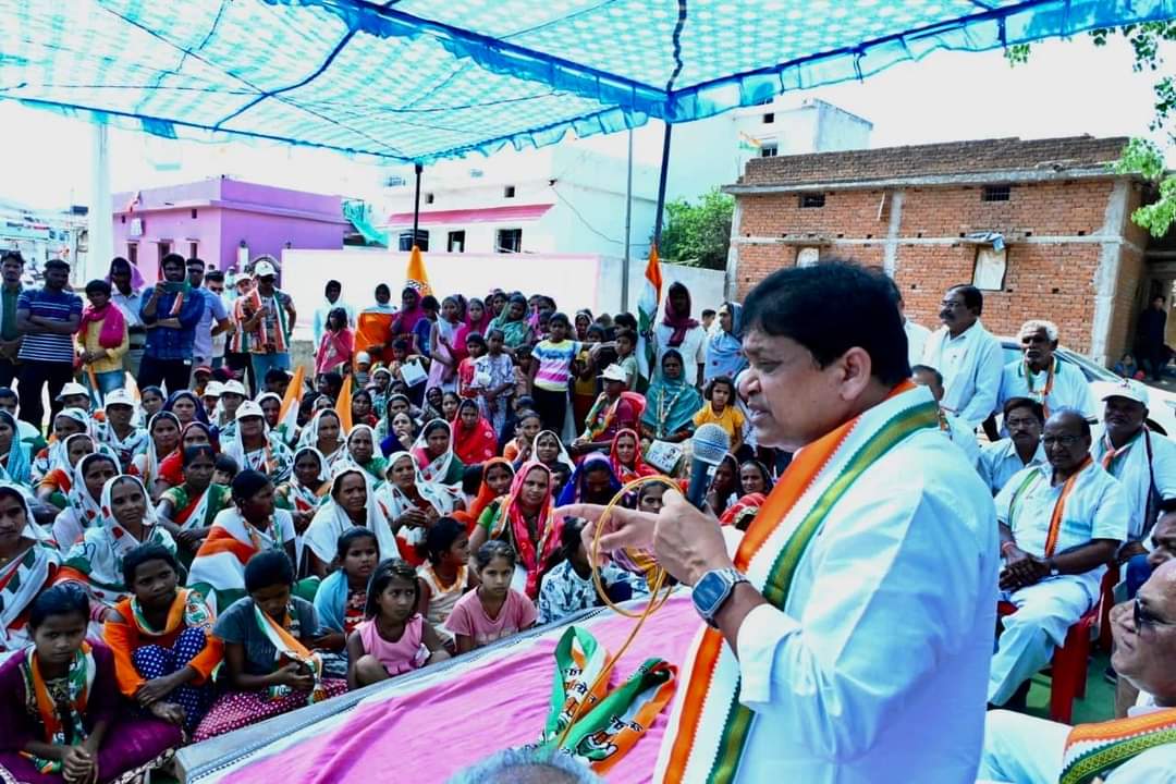 कांग्रेस प्रत्याशी डॉ शिव कुमार डहरिया ने निकाली जन आशीर्वाद यात्रा