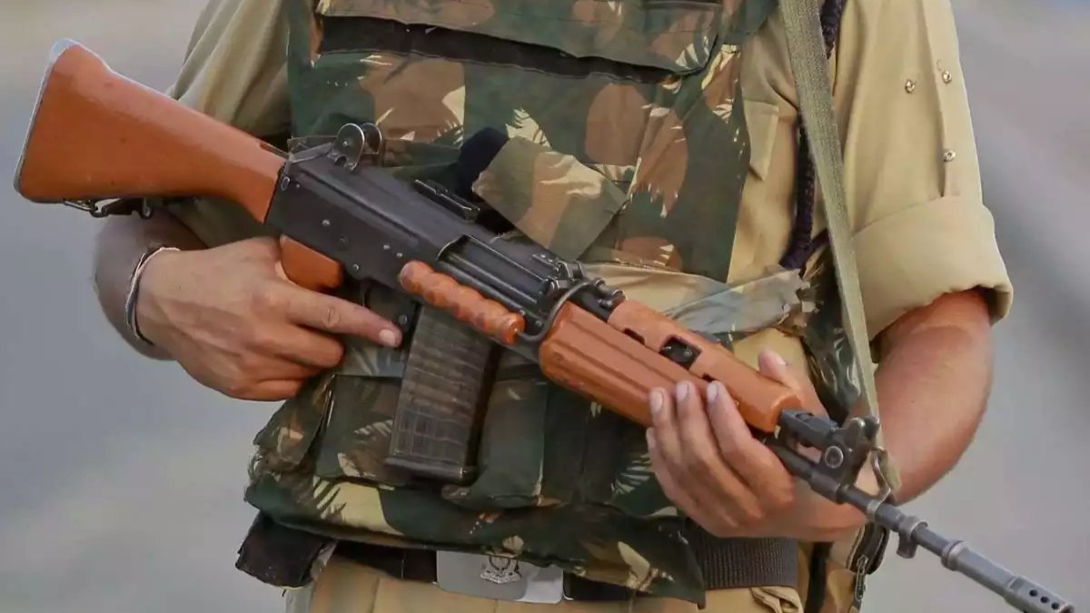 CRPF कैंप में चली गोली, जवान हुआ घायल, बेहतर उपचार के लिए राजधानी किया गया रेफर